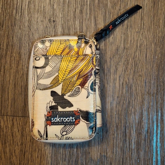 The Sakroots Crossbody Wallet. - Picture 5 of 13